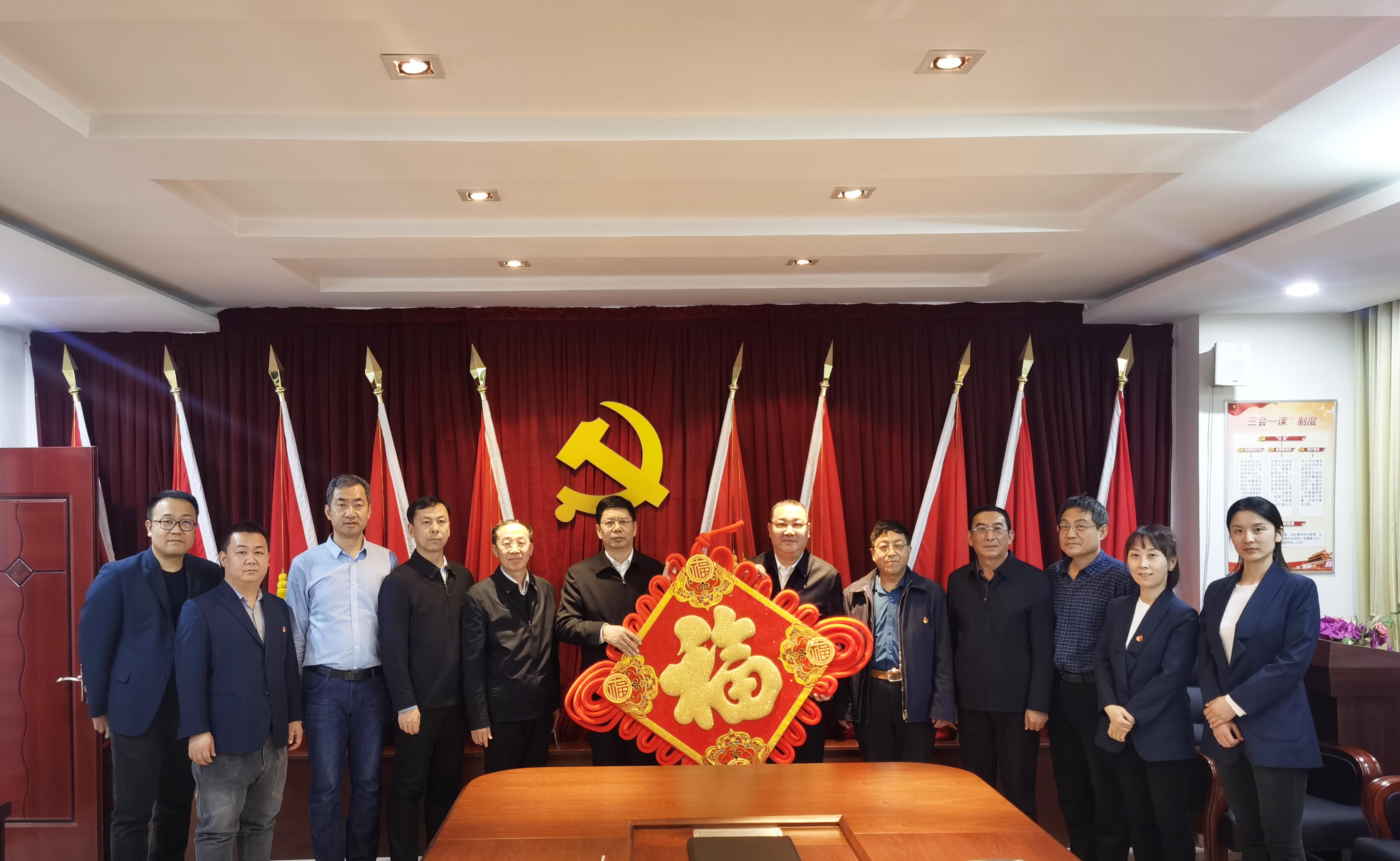 自治區(qū)政協(xié)副主席、工商聯(lián)主席安潤(rùn)生等領(lǐng)導(dǎo)蒞臨協(xié)會(huì)慰問(wèn)指導(dǎo)